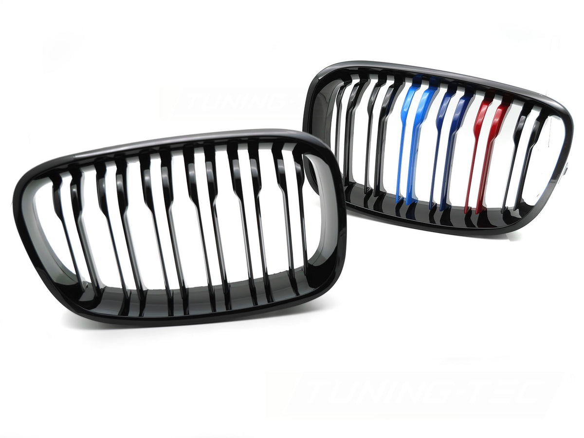 Svart sportsgrill med tri-colour dobbeltlist montert på BMW 1-serie F20