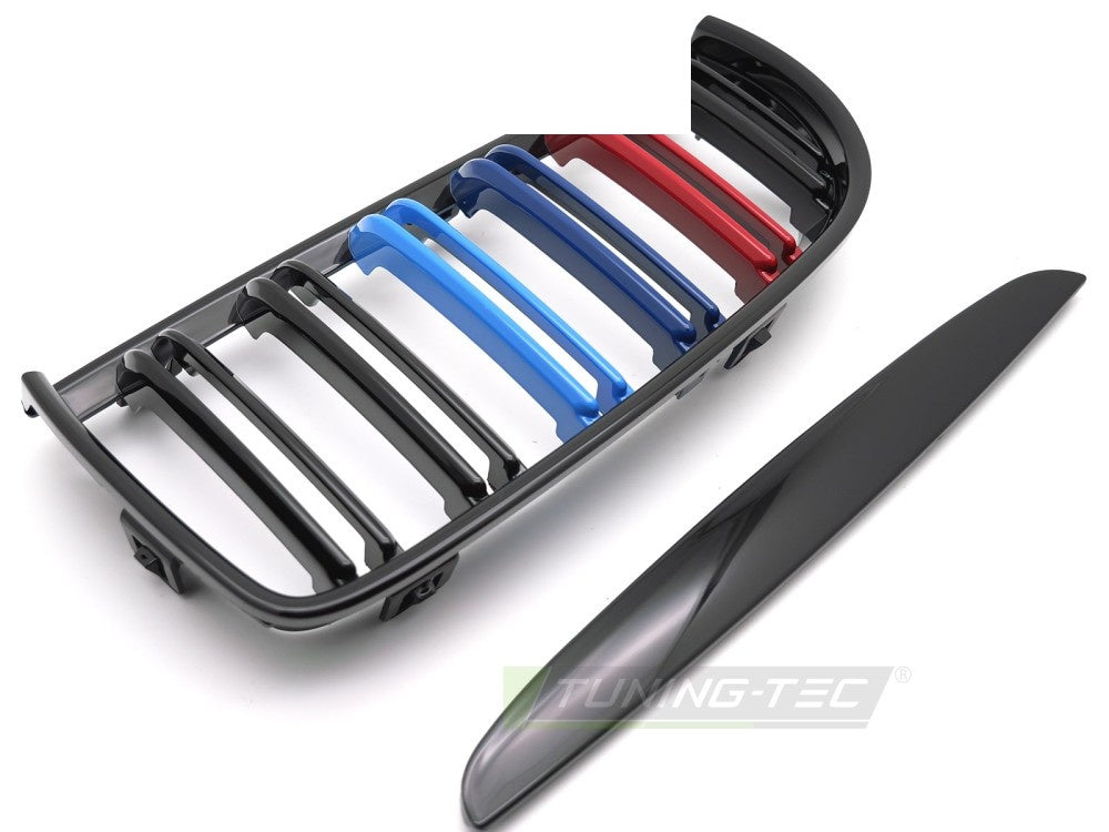 Fronten av BMW E90 med glossy svart sport-grill og tri-colour design