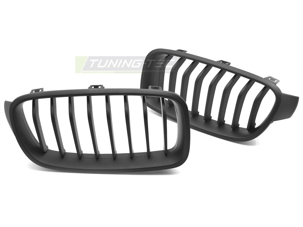 Grill matt svart til BMW 3 Serie F30/F31 11-18 fra Tuning-Tec, sett fra skrå vinkel