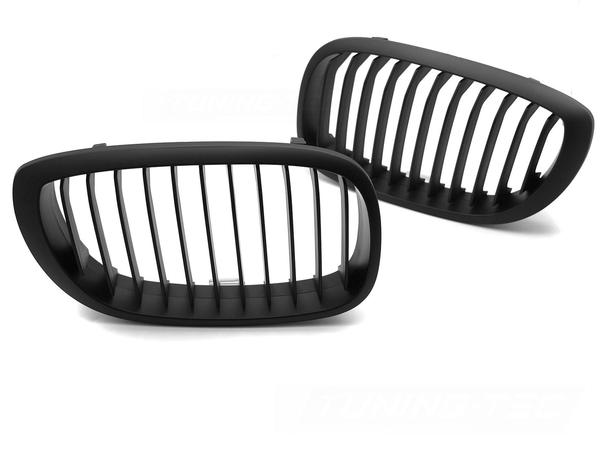 Matt svart frontgrill montert på BMW E46 LCI Sedan – forfra