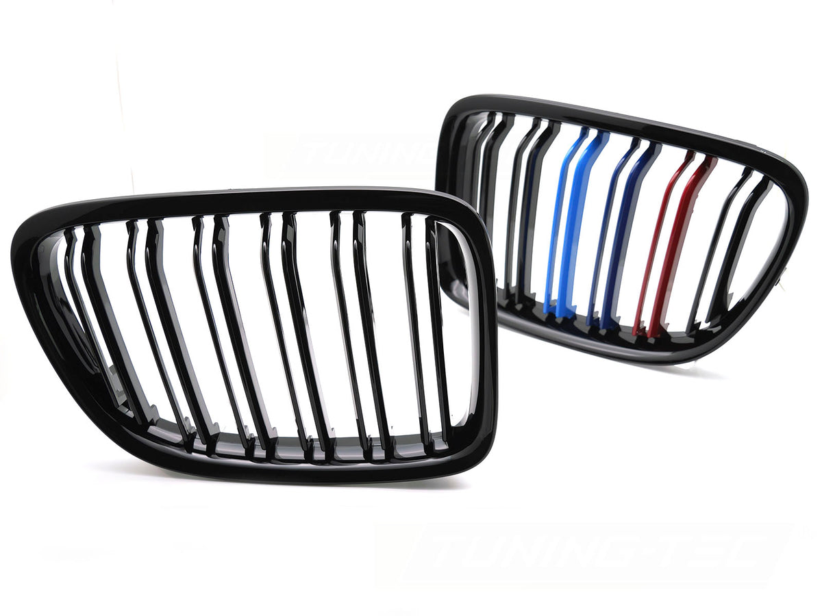 Sportsgrill glossy svart med tri-color striper til BMW X1 E84 2009–2014 sett forfra