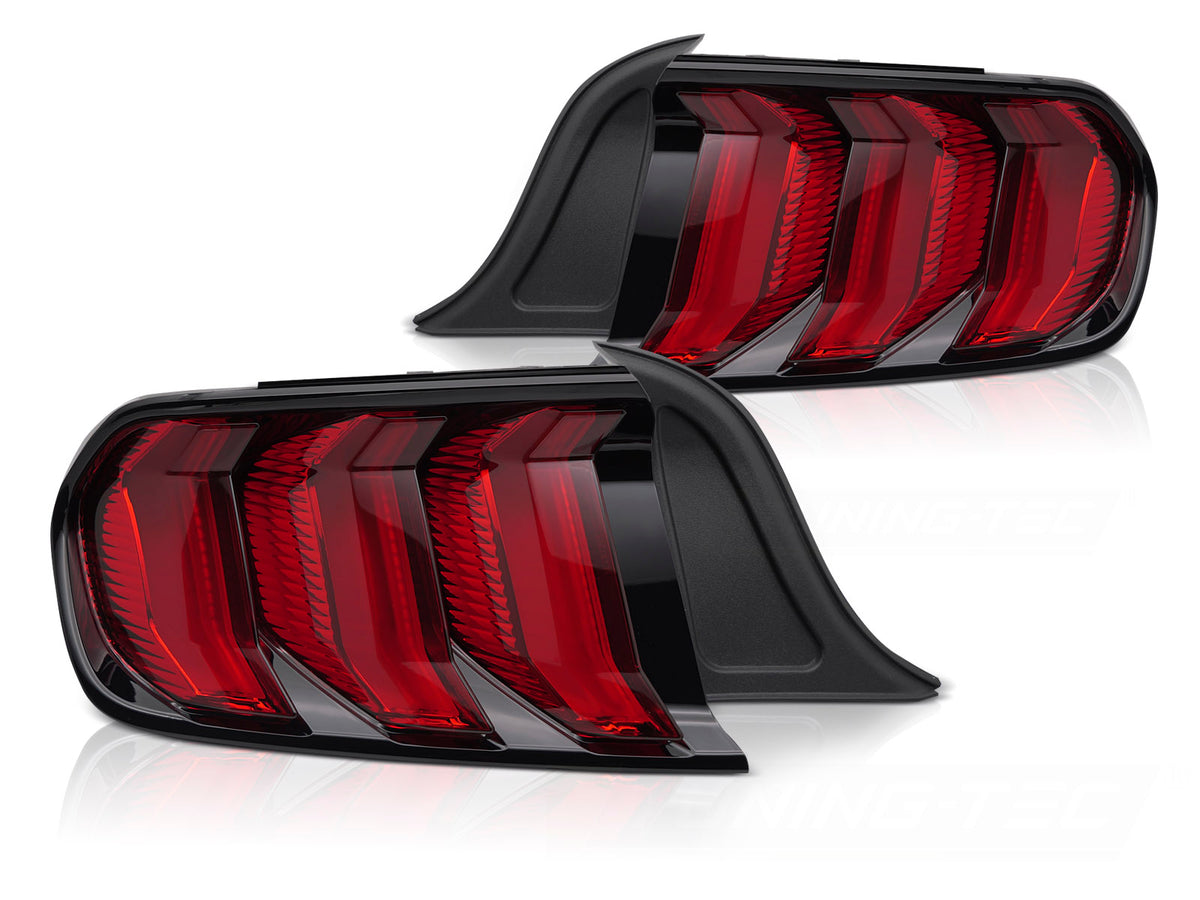 Røde LED-baklykter Ford Mustang 2014–2023 sett bakfra med LED-lys tent