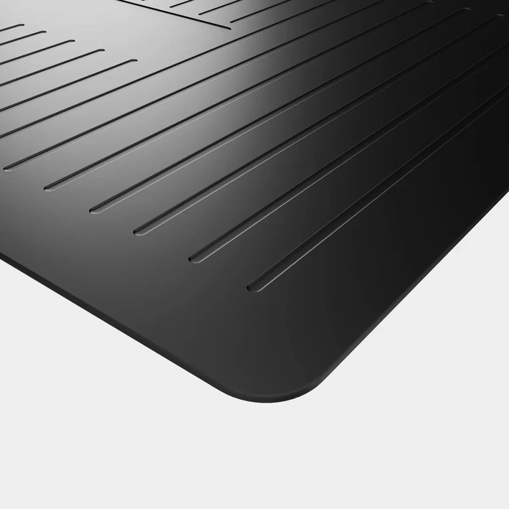 Mark Adler Mat 3.0 matte plassert på elektrisk skrivebord