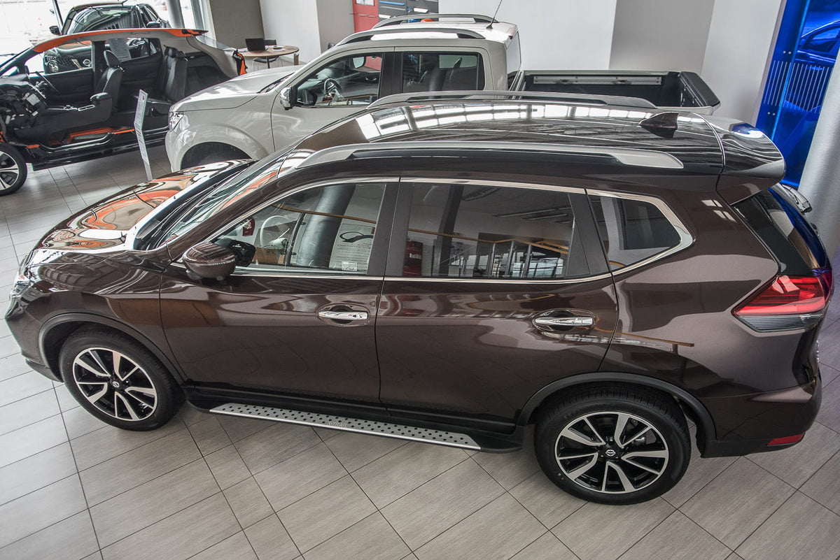 Stigtrinn Nissan X-Trail III T32 2014-2021 detalj av trinnflate med sklisikring