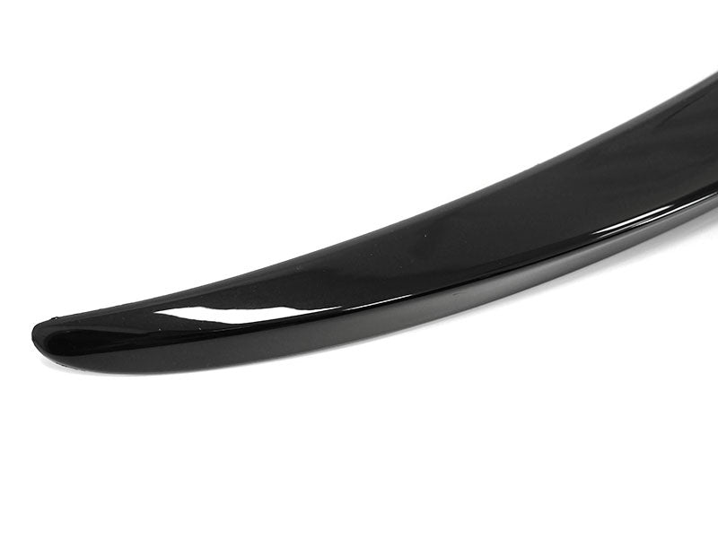 Mercedes C-Klasse W205 Sedan med Sport Style trunk spoiler i glossy svart finish