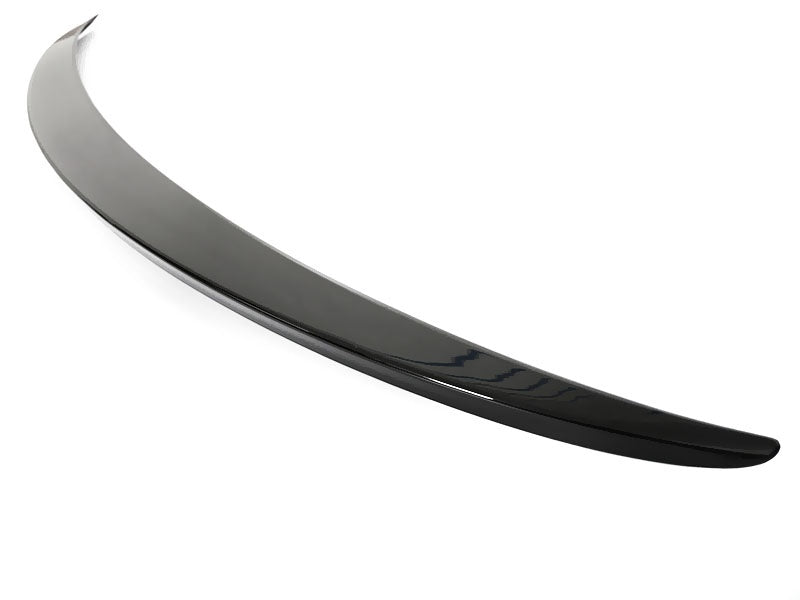 NĂ¦rbilde av glossy svart spoiler til Mercedes W205 4-dĂ¸r sedan Sport Style-design