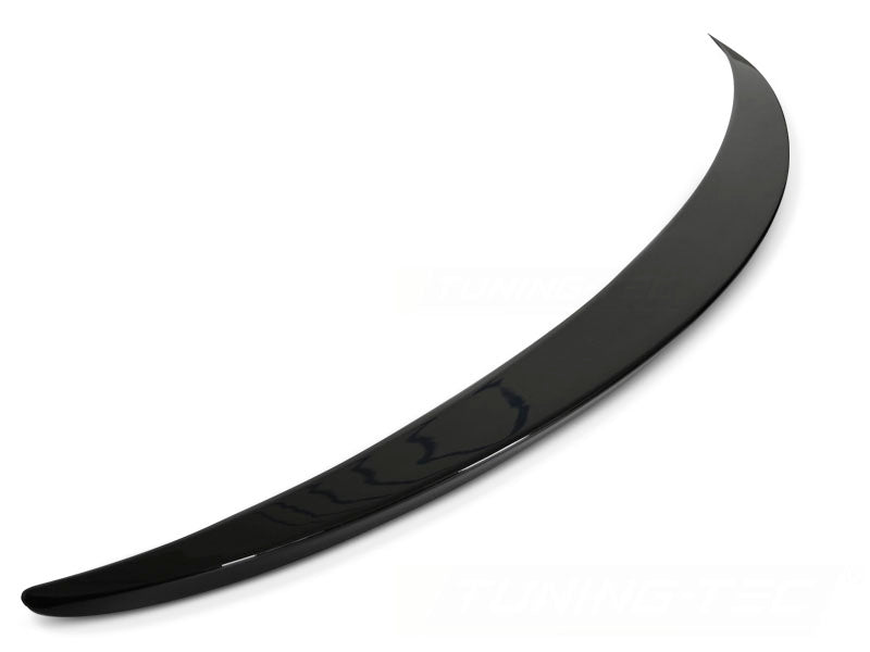 Glossy svart spoiler Sport Style montert pĂĄ Mercedes C-Klasse W205 Sedan bagasjelokk