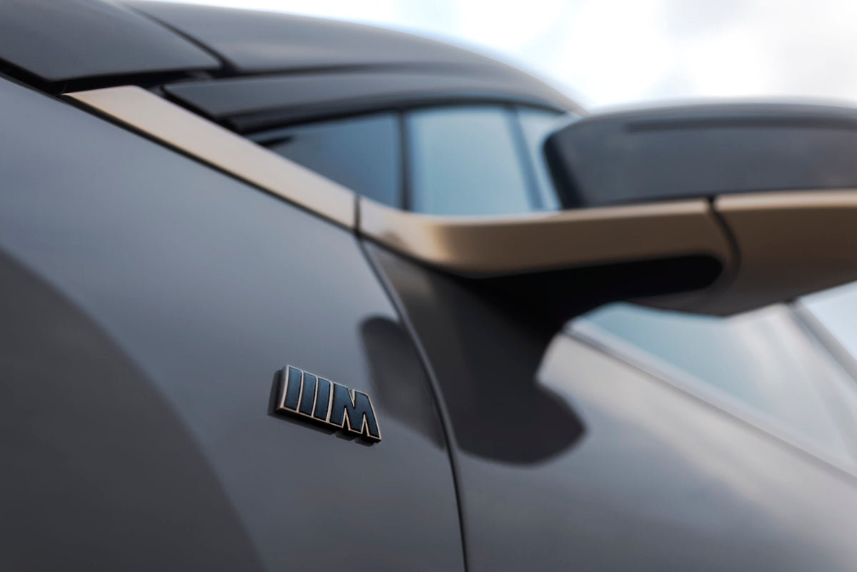 Emblem/logo til Bmw ///M Bronze Edition iX (I20) i svart blank og brun farge for skjermmontering