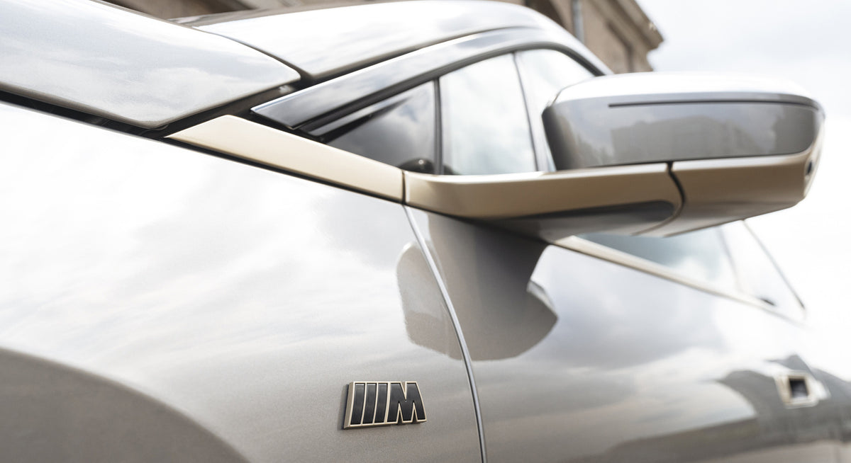 Emblem Bmw ///M Bronze Edition iX (I20) Skjerm | Bmw Ag - sett bakfra