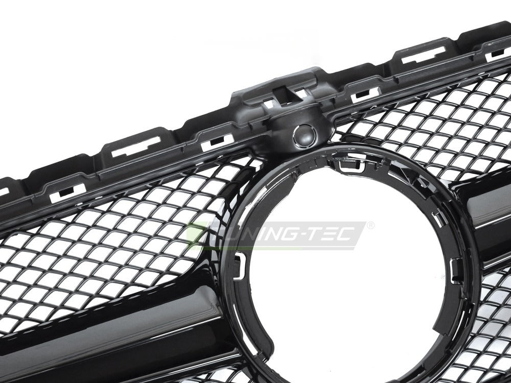 Grill Mercedes C-Klasse W205 18-23 sort med festedetaljer.