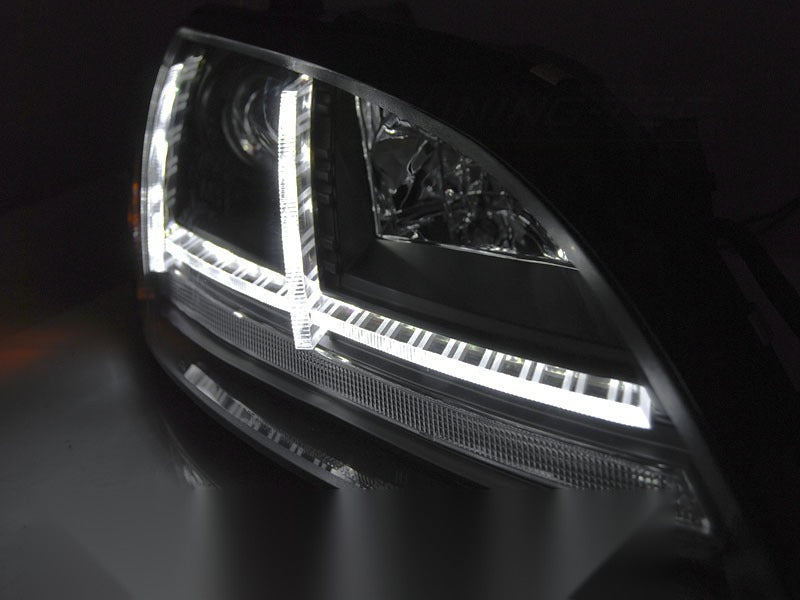Detaljbilde av frontlykter Audi TT 8J 06-10 med LED-detaljer.