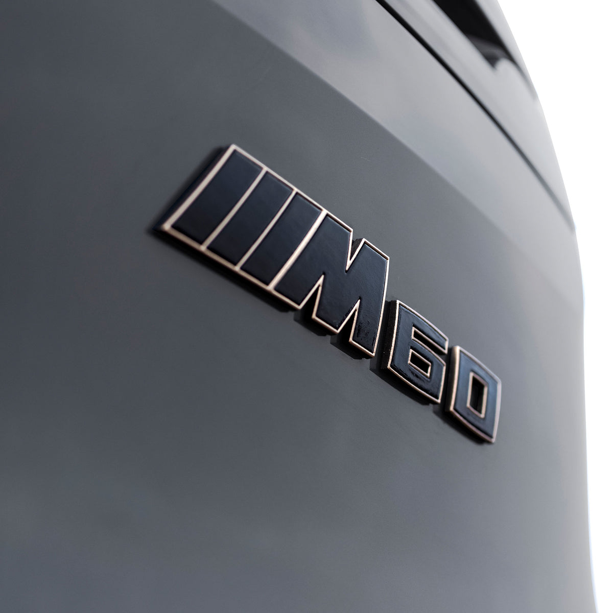 Emblem/logo til Bmw iX (I20) Bronze ///M60 Edition med svart og brun farge til bakluke