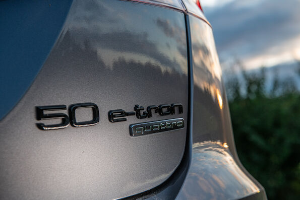 Emblem Audi 50 e-tron Black Glossy Bakluke - sett forfra