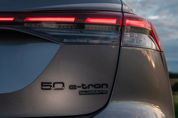 Emblem/logo til Audi 50 e-tron Black Glossy i svart blank finish for montering på bakluke