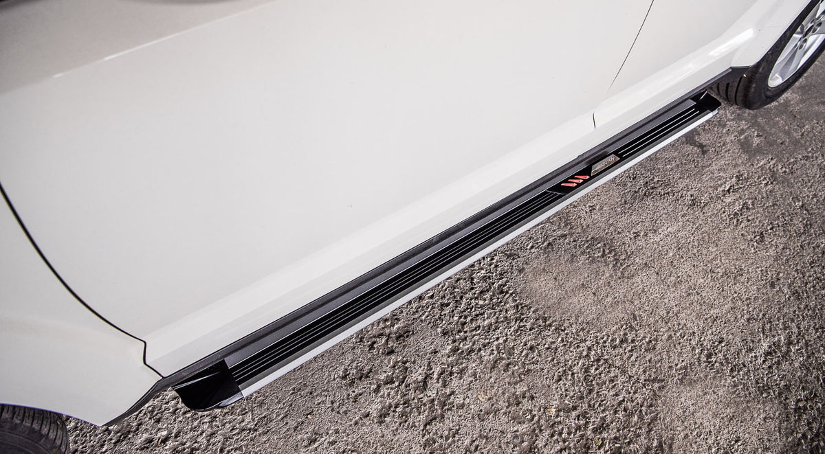 Stigtrinn Ventshield til Dodge Journey 2008-2020 og Fiat Freemont 2011-2015 i aluminium og svart/sølv