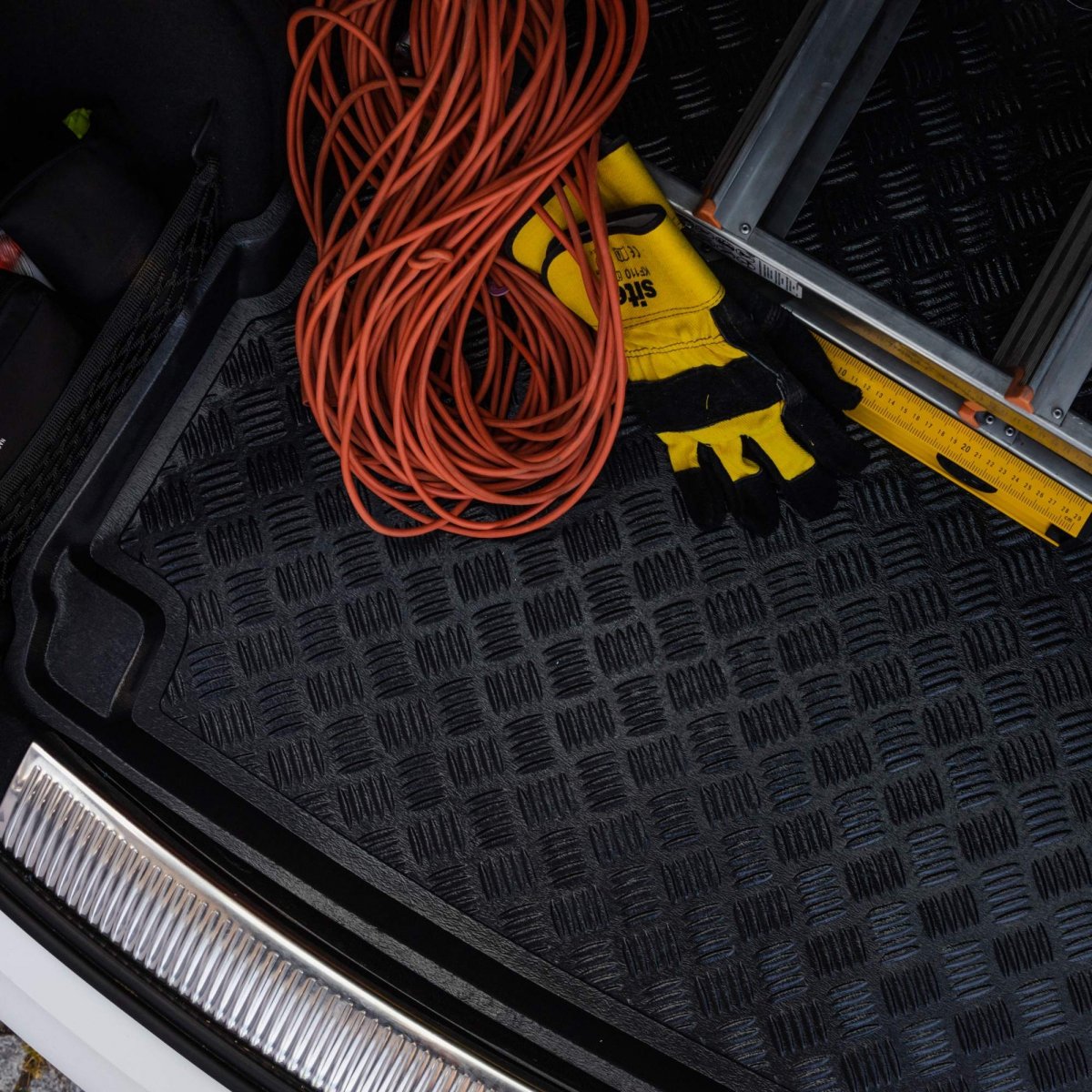 Bagasjeromsmatte Tesla Model Y (2020-) – Polyethylene (PE) - myk plast med et ekstra sklisikkert gummibelegg - side
