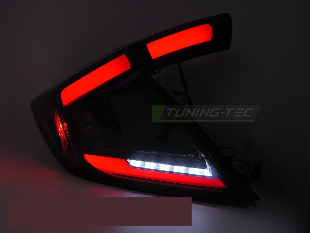 Komplett sett smoke baklykter Honda Civic X Hatchback 2016–2021 vist i eske