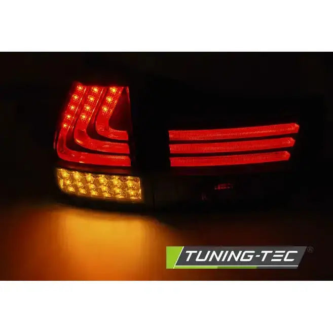 Baklykter Kia Sportage III LED Bar sett fra skrå vinkel med røde og gule lys, Tuning-Tec-logo nederst.