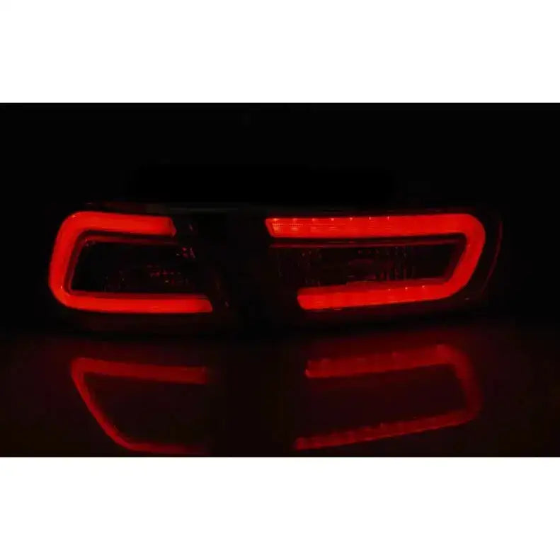 Baklys Mitsubishi Lancer 8 Sedan LED sett sett forfra med lysende ramme og refleksjon i mørket.