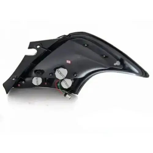 Baklamper Suzuki Swift V 10-17 bakside med skrufester, ledninger og grønne detaljer synlige nederst.