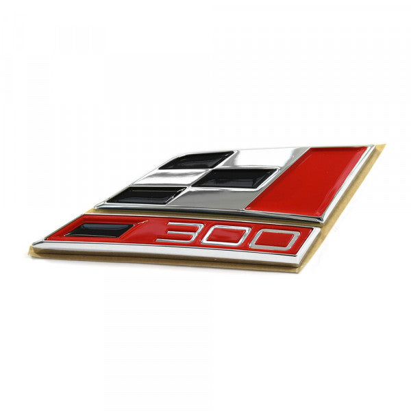 Emblem/logo til Seat Cupra 300 Seat Leon (5F) i krom, rød og svart, montert på bakluken, original Seat del