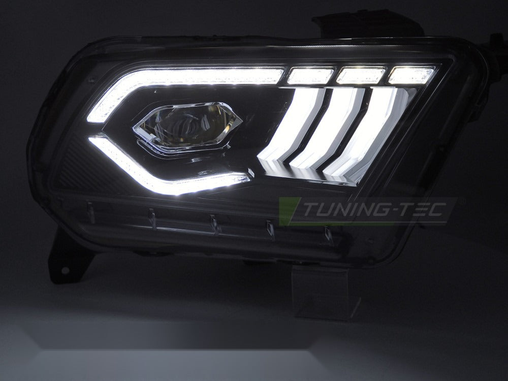 Detaljbilde av frontlykter Ford Mustang 10-13 med LED-detaljer.