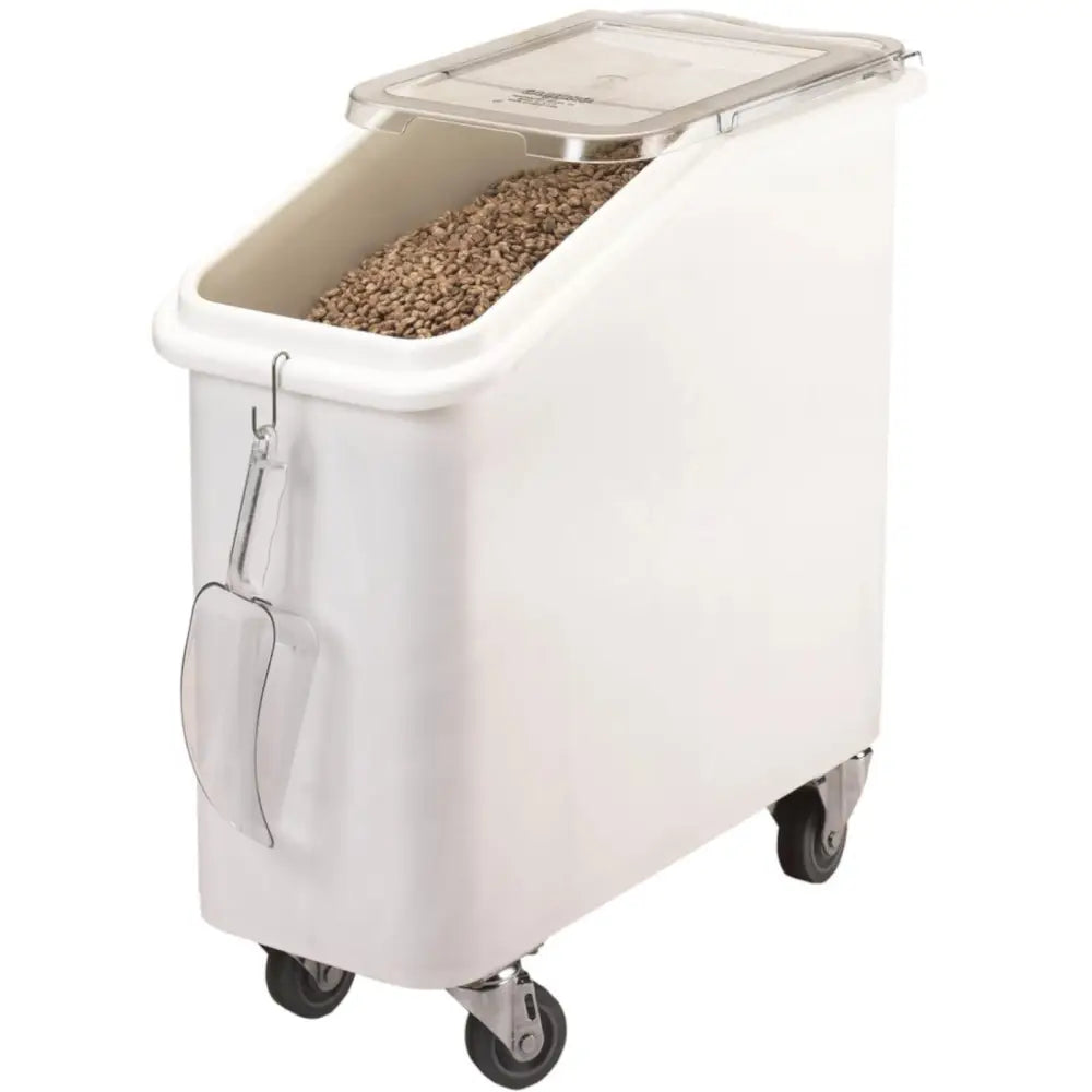 Beholder vogn CAMBRO, hvit plast med lokk og måleskje, fylt med pellets og montert på hjul.