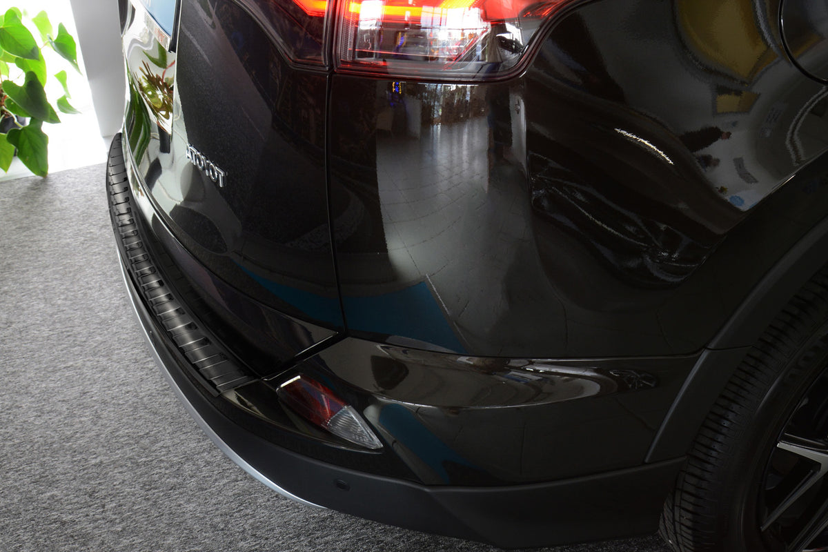 Avisa bakfangerbeskytter til Toyota RAV4 IV Facelift / Black Edition – enkel montering med 3M tape
