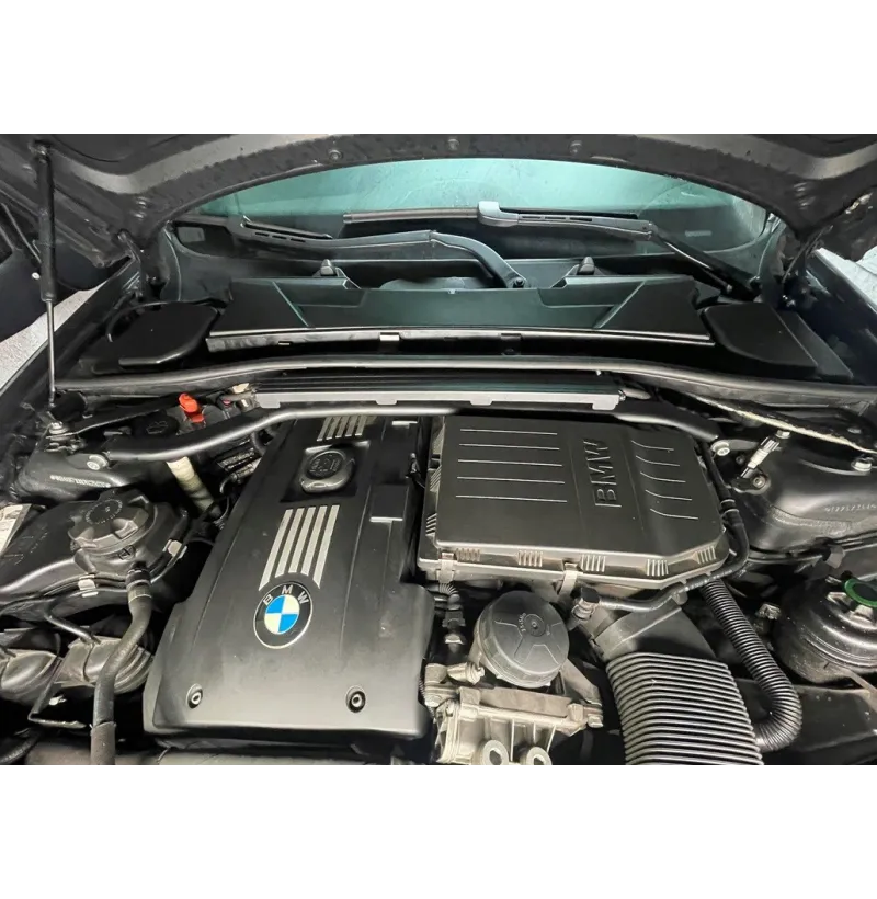 Nærbilde av laserskåret festepunkt på avstiver for BMW 335i N54B30
