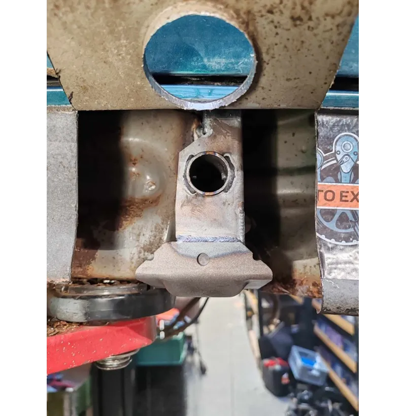 Nærbilde av laserskåret S355 stål jekkepunkt reparasjonssett BMW E36