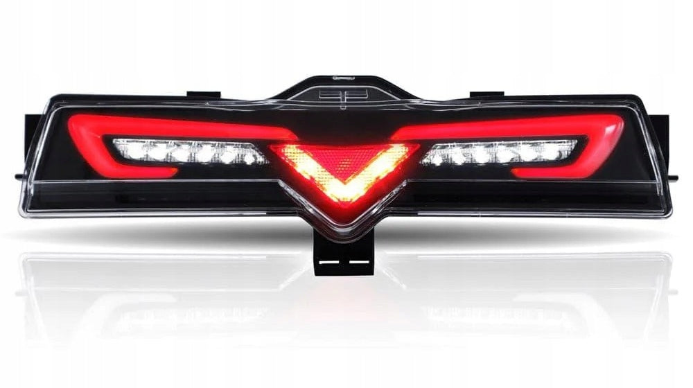 Svart senterlampe med rød refleks-V til Subaru BRZ, sett forfra.