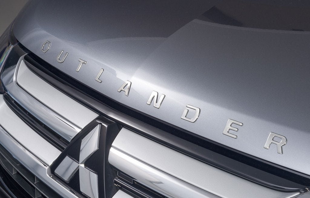 Emblem/logo til Mitsubishi Panseremblem Outlander III i krom for panseret, original del til SUV-modell