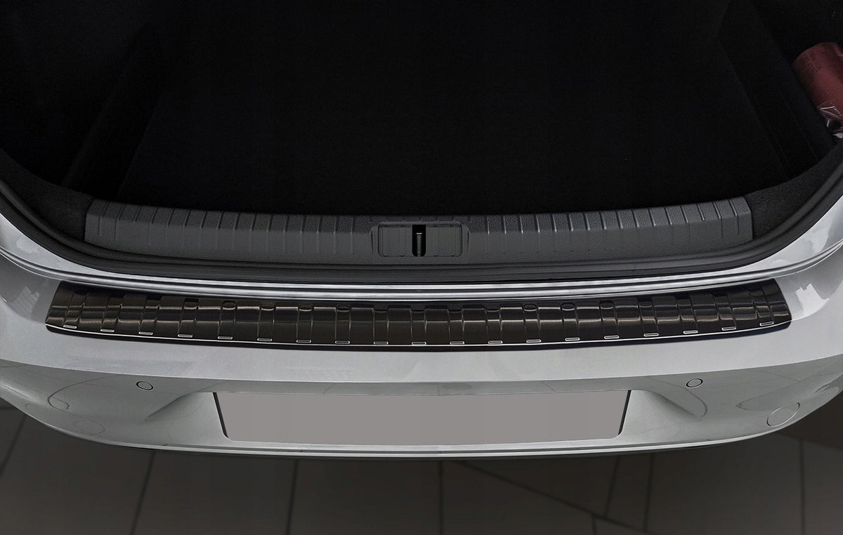 Avisa bakfangerbeskytter til Vw Passat B8 Sedan / Black Edition – svart børstet overflate