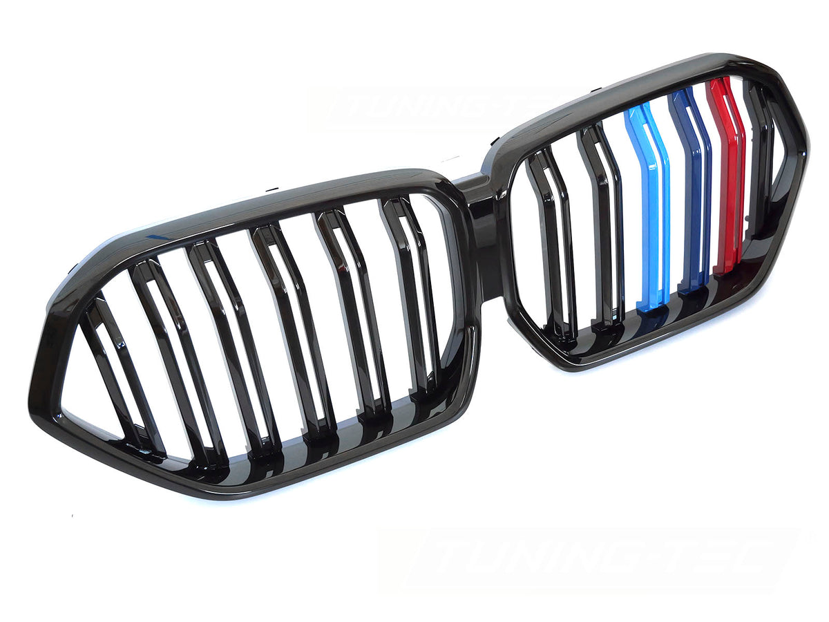 Grill til BMW X6 G06 19-23 i blank sort/trefarget sett rett forfra på hvit bakgrunn.