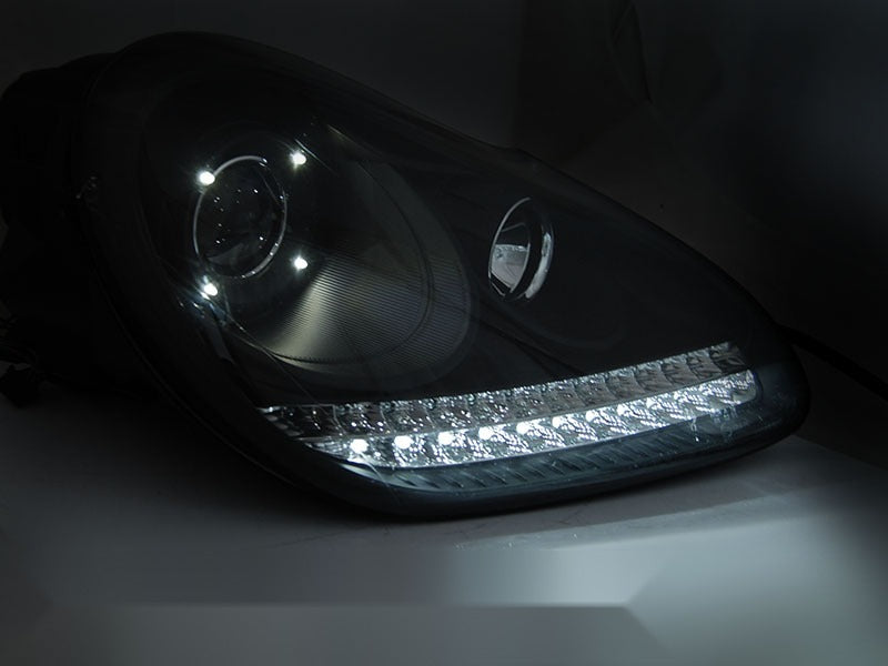 Frontlykter Porsche Cayenne 02-06 sett fra siden — profil synlig.
