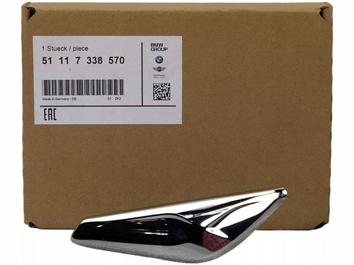Emblem/logo til Bmw X3 (F25) / BMW X4 (F26) i krom blank utførelse montert på høyre front skjerm
