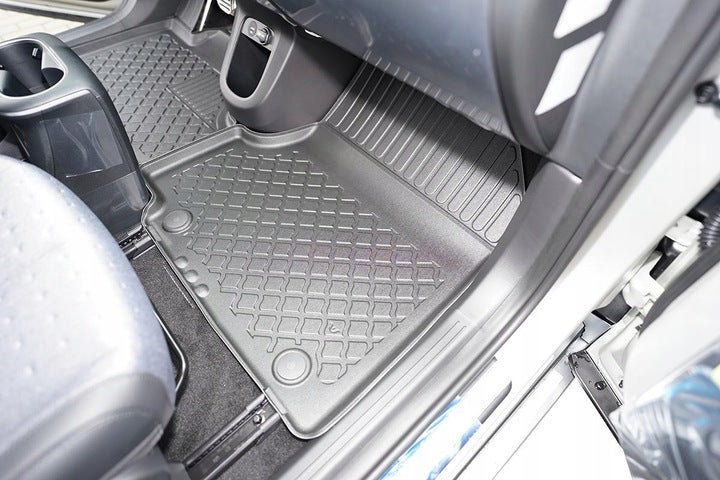 Nærbilde av Aristar gulvmatte i TPE gummi for Hyundai Ioniq 5 førerplass