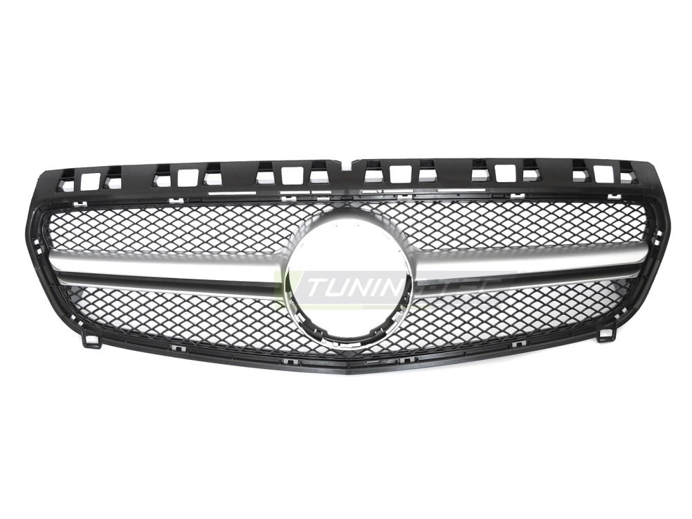 Detaljbilde av Grill A-Klasse W176 12-15 sølv med lamellstruktur og emblemfeste.