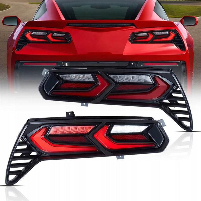 Rød C7 Stingray med alle fire LED-baklykter tent.