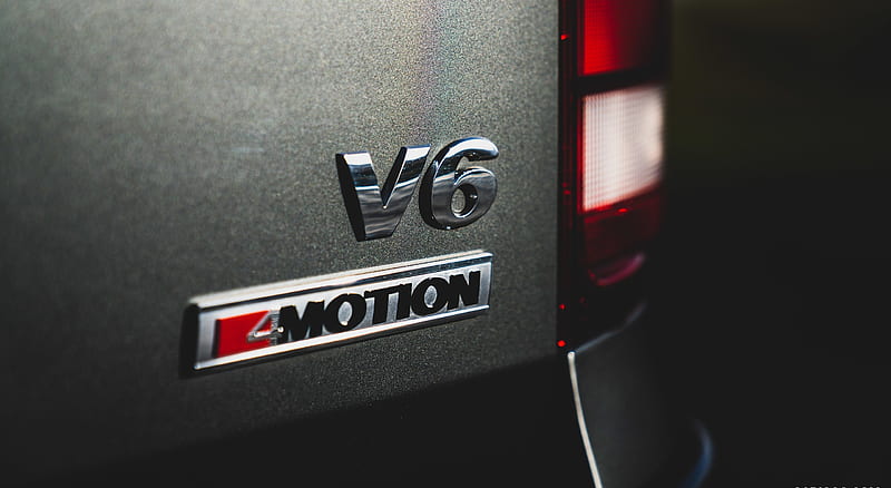 Emblem Vw V6 Amarok > Glossy Chrome - sett bakfra