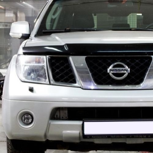 HD panserbeskytter i akryl til Nissan Navara (D40) / Navara III 2005-2010 () med enkel montering og steinsprutbeskyttelse