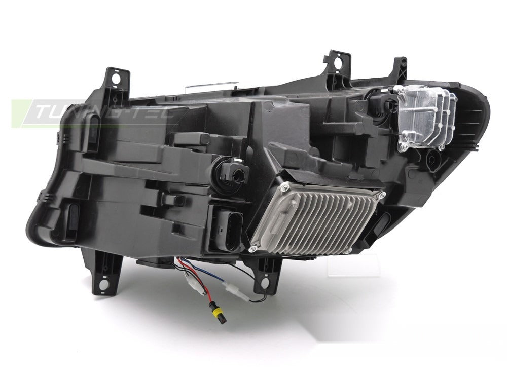 Frontlykter Mercedes Sprinter 907 18-23 montert i bilen.