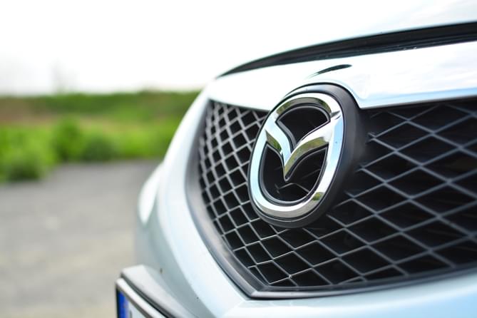 Emblem Mazda Chrome - nærbilde