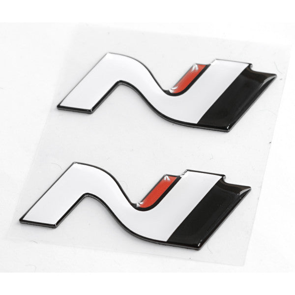 Emblem/logo til Hyundai N-Logo White / Black /Red i ABS-materiale for sideskjørt, original Hyundai passform