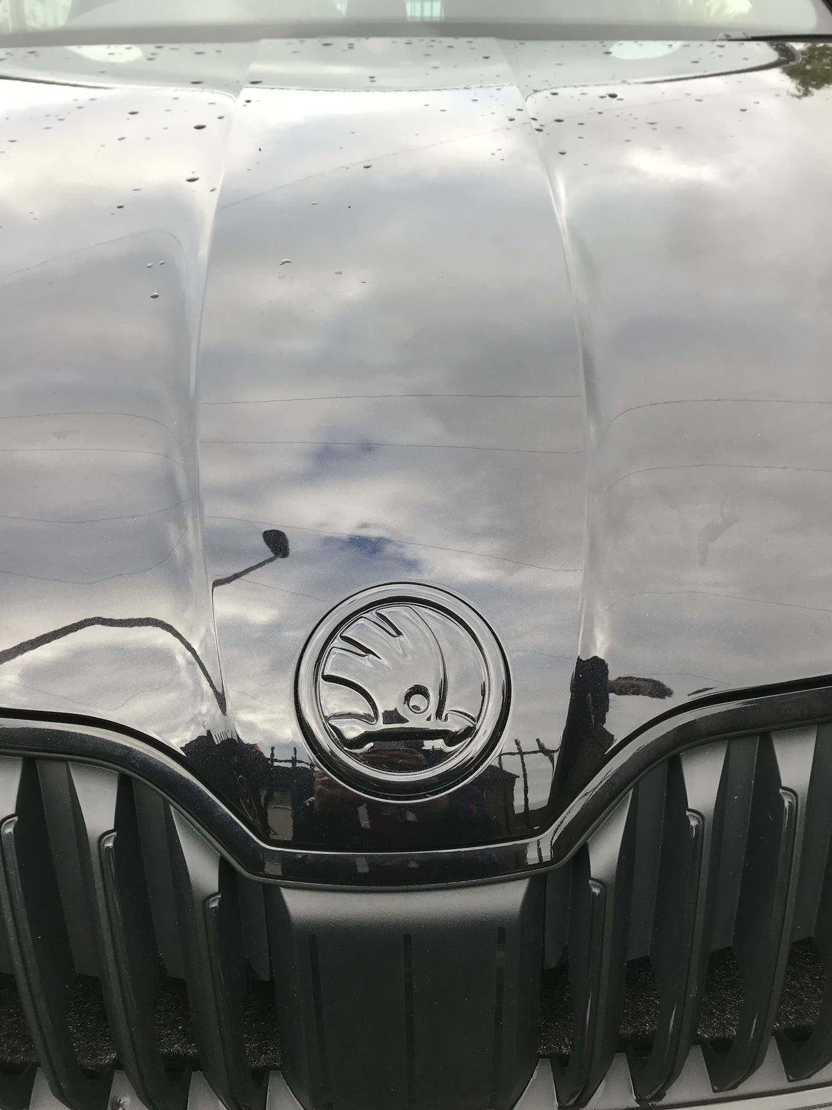 Emblem Skoda Piano Sport Black Edition - sett forfra