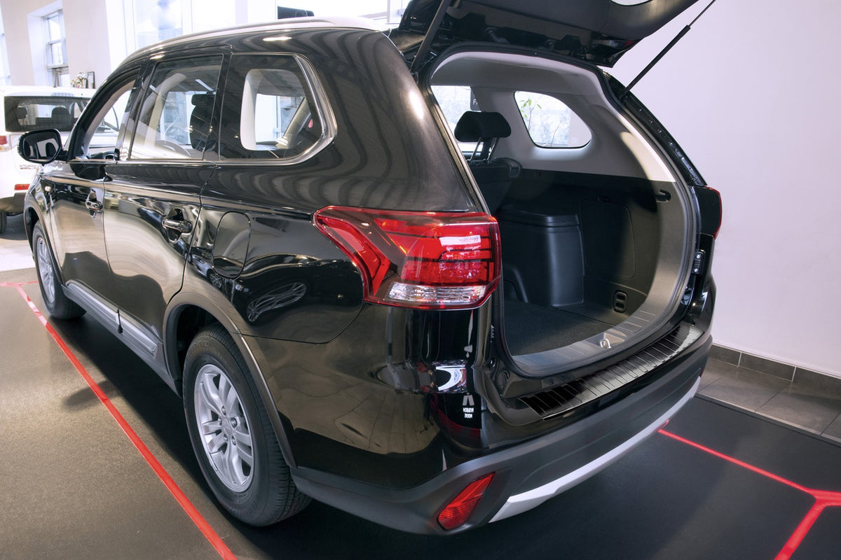 Avisa bakfangerbeskytter til Mitsubishi Outlander III facelift / Black Edition (passer ikke til modeller med PDC) – enkel mon