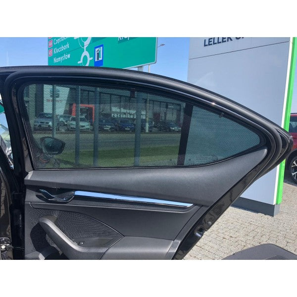 Sr solskjerm i akryl til Skoda Octavia Liftback IV med enkel montering og god beskyttelse mot sol og regn