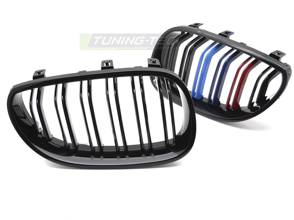 Grill Sport Glossy Black Tricolour Double Bar til BMW E60/E61 03-10 sett rett bakfra på hvit bakgrunn.