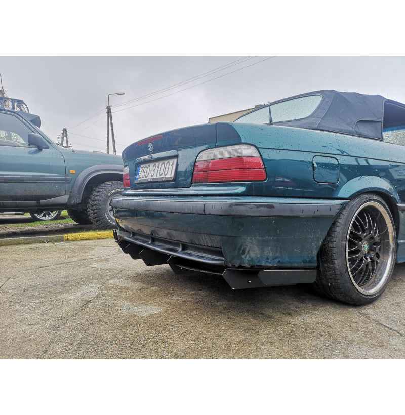 BMW E36 M3 diffuser montert på bakstøtfanger, bakperspektiv