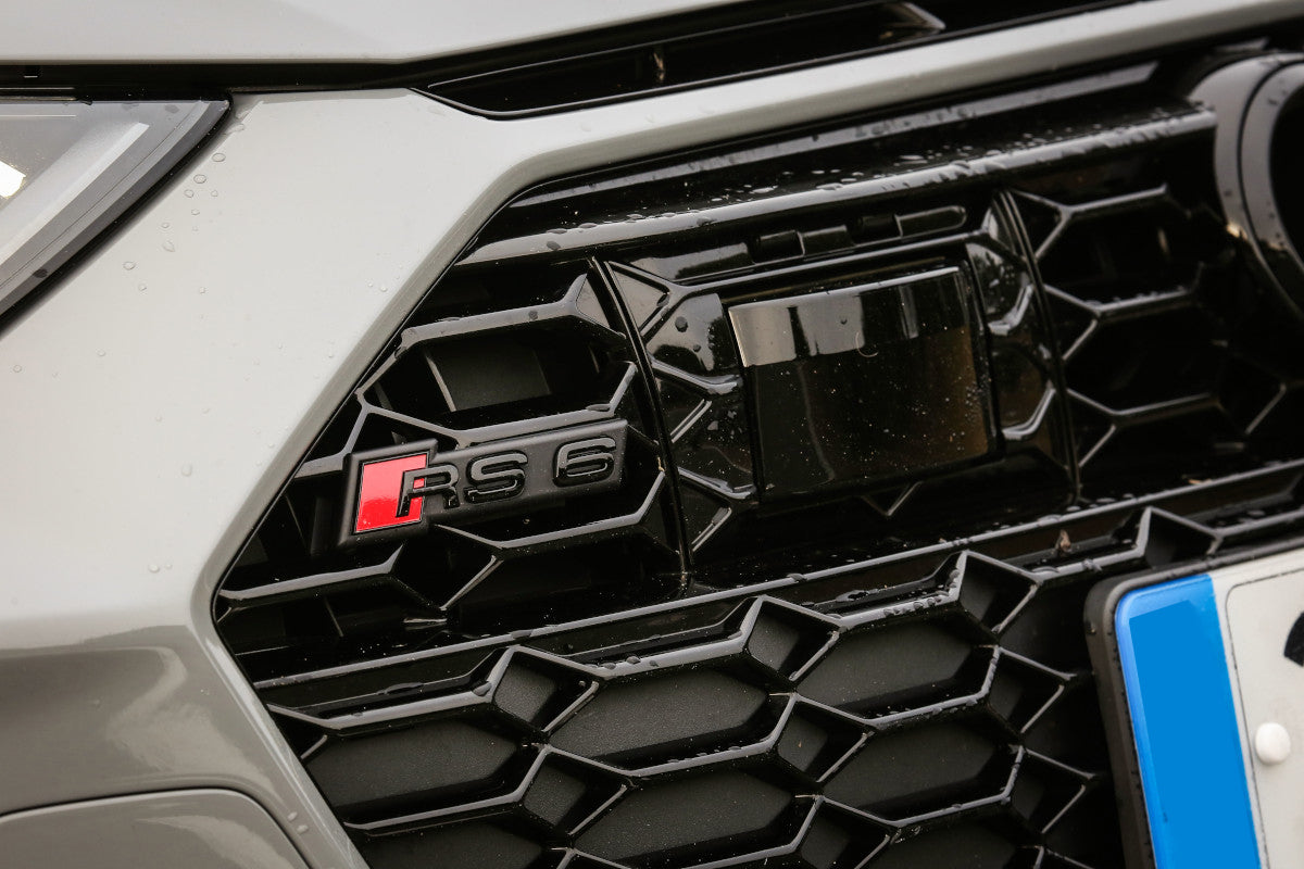 Original Audi emblem til Audi RS6 (C8) i Black Glossy og Red, montert på frontgrill, laget i ABS automotive materiale